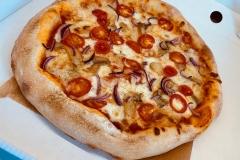 mushroom-red-onion-and-tomato-pizza