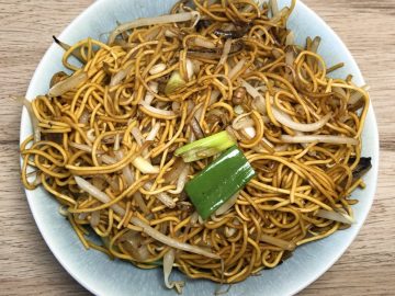 Chinese takeaway style Chow Mein with beansprouts on a serving plate.
