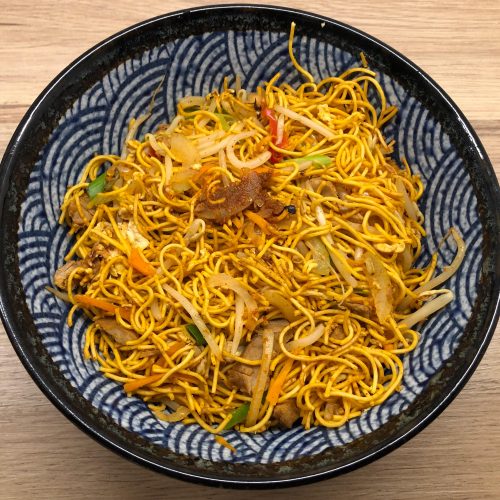 Chinese takeaway style Char Siu Singapore Thìn Noodles in a serving bowl.