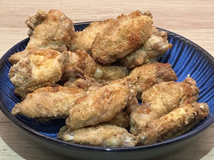 Air Fryer Crispy Chicken Wings (Chinese Takeaway Style) Air Fryer Crispy Chicken Wings In A Serving Bowl